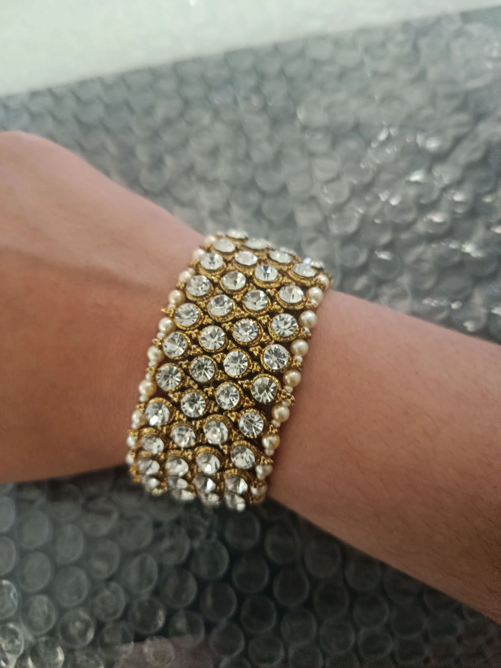 Pulsera ancha ajustable dorado con cristales brillantes plateados y perlas – photo 2